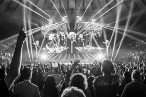 Chauvet Professional Color STRIKE M помогает создать световое шоу для Bon Jovi